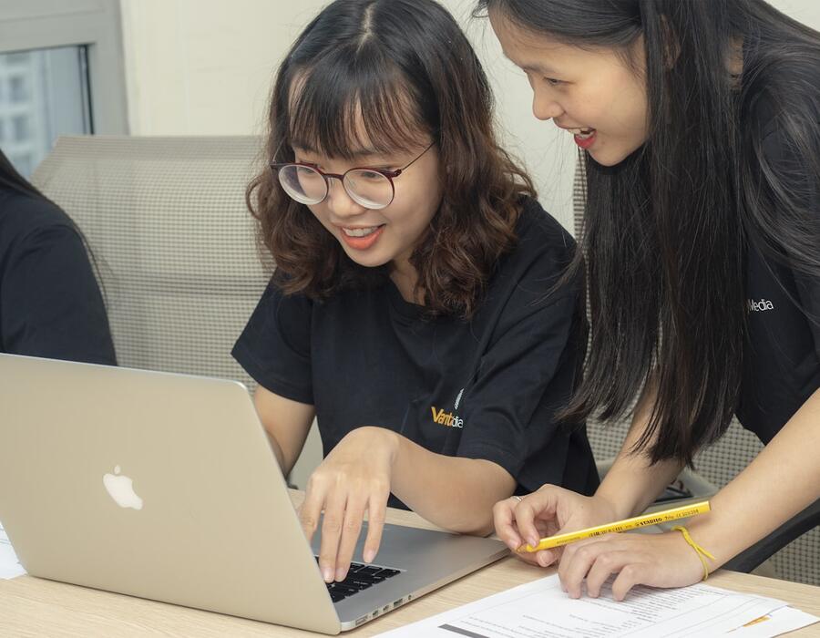 Dua siswa belajar dengan laptop