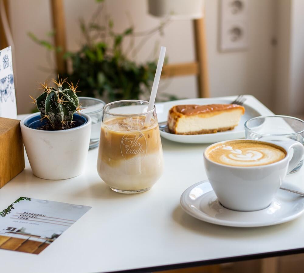 Kopi susu dan cheesecake