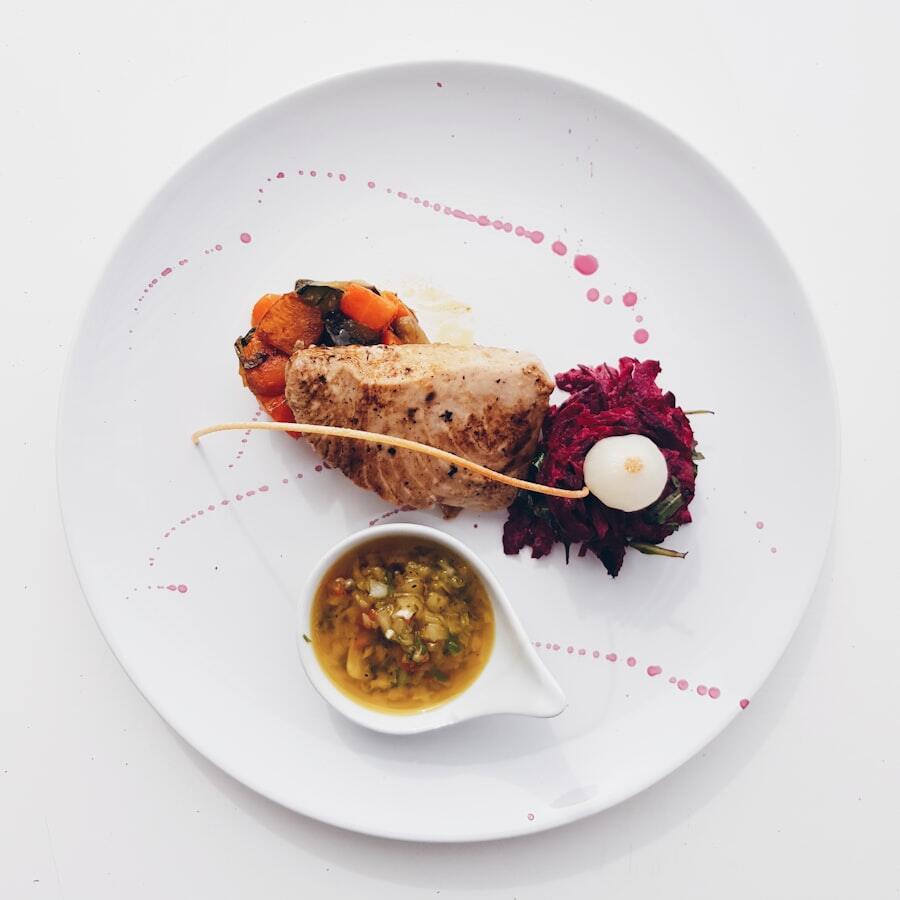 Hidangan ikan ditata elegan dengan saus