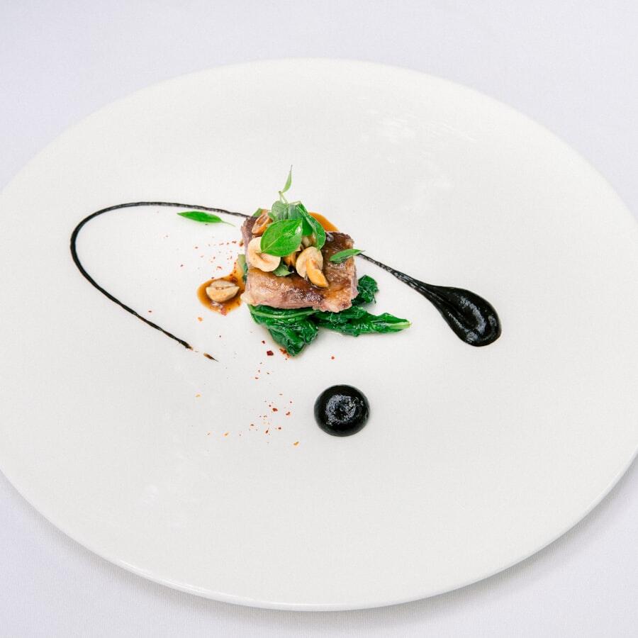 Plating minimalis dengan microgreens segar