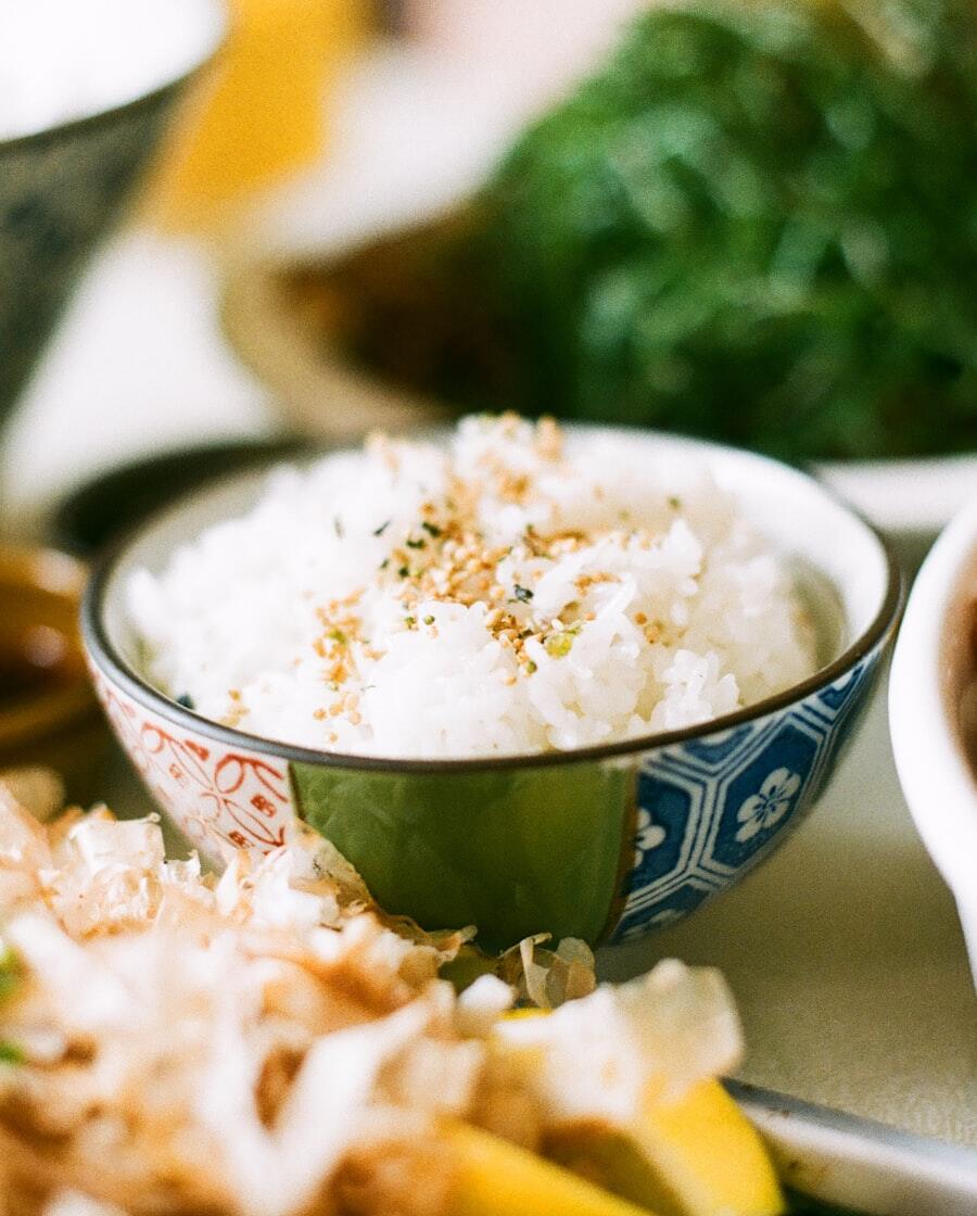 Nasi box lengkap dengan nasi, lauk, sayur, dan pelengkap