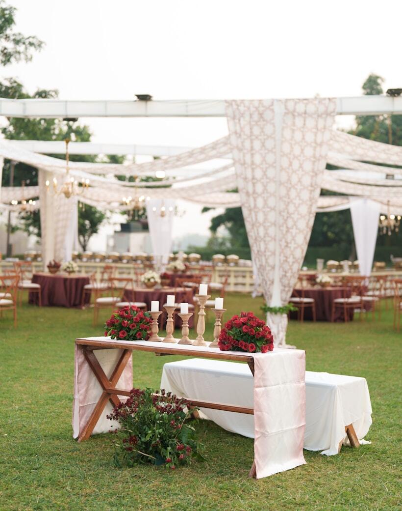 Konsep garden romantic dengan dekorasi taman outdoor