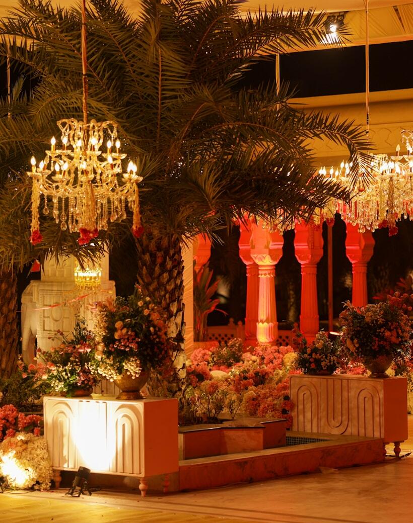 Pelaminan mewah dengan chandelier dan bunga