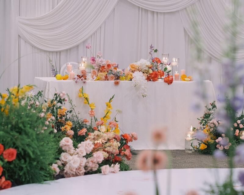 Styling meja warna-warni dengan bunga segar