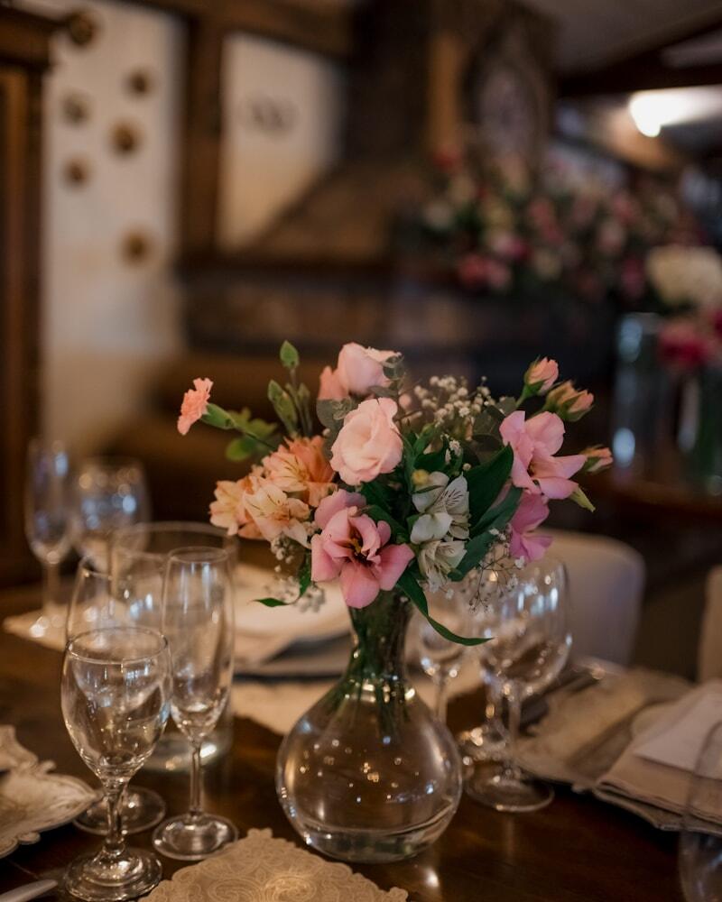 Tablescape elegan dengan bunga merah muda dan kristal
