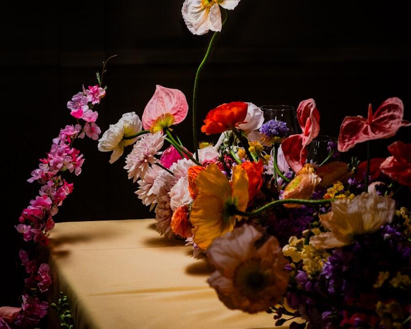 Centerpiece bunga pada meja resepsi