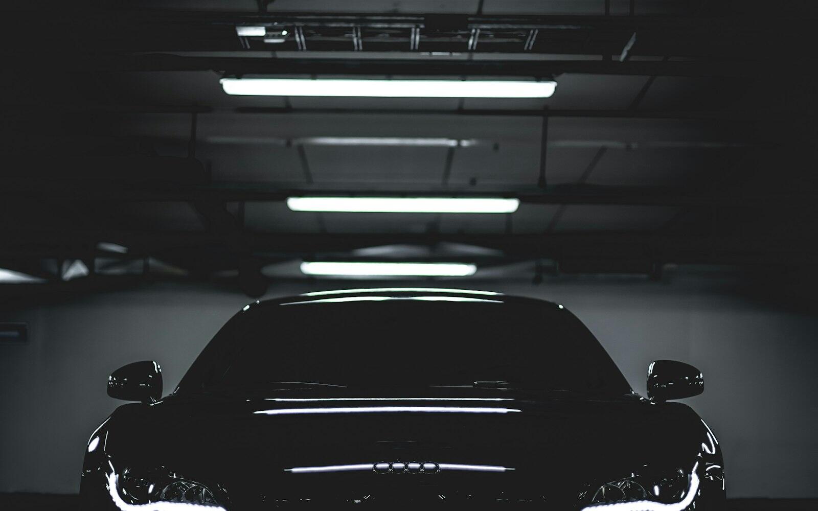 Mobil hitam mengkilap di studio detailing KILAT