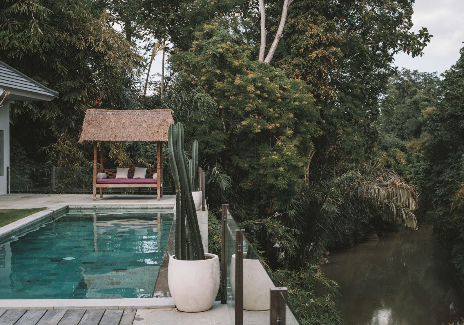 Kolam renang infinity VILLA AMARTA menghadap sawah (ilustrasi)