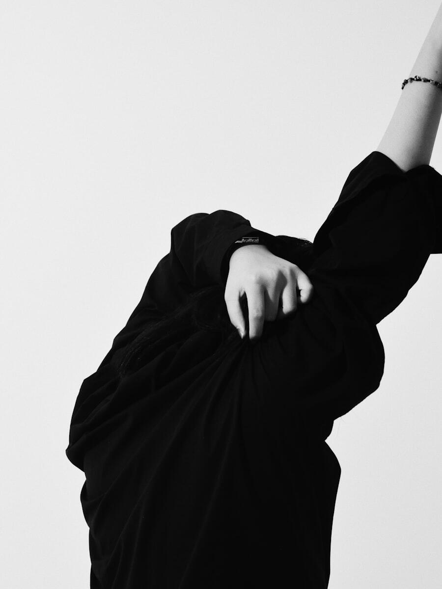Look 01 — mantel oversized hitam