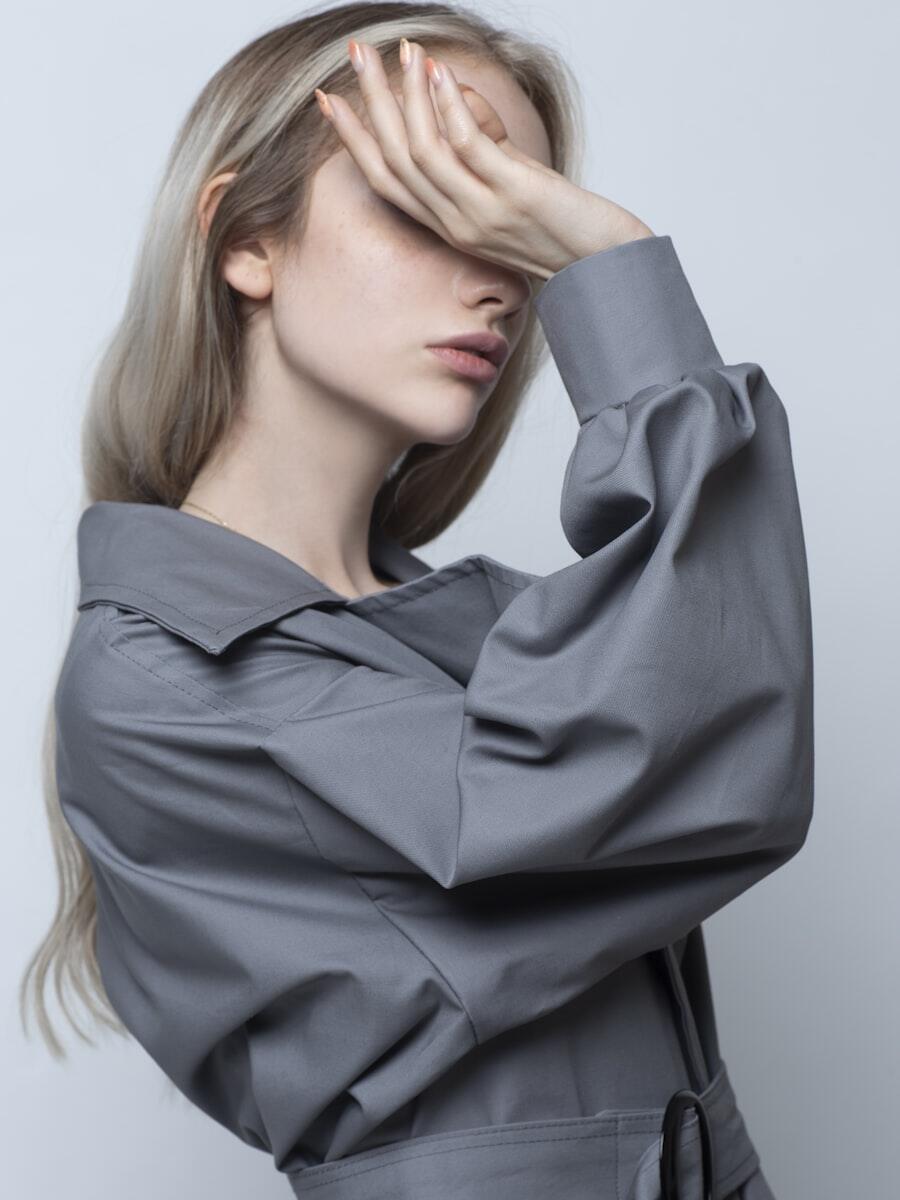 Look 03 — kemeja abu oversized