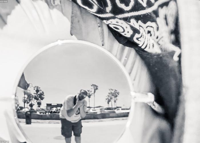 Momen ciuman pengantin di altar pernikahan