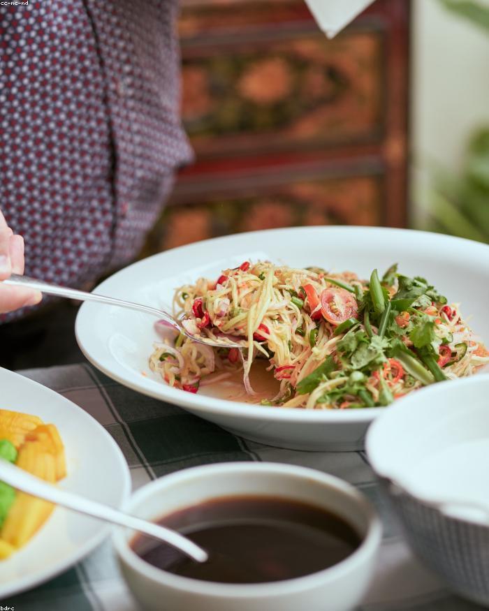 Pasangan prewedding di kafe dengan nuansa hangat