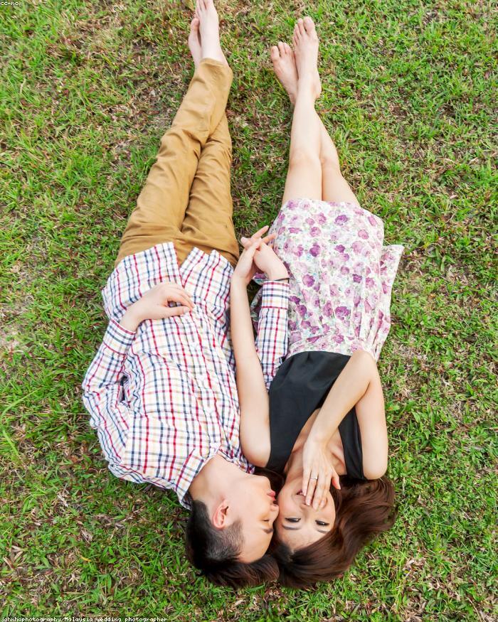 Foto produk parfum dengan pencahayaan dramatis