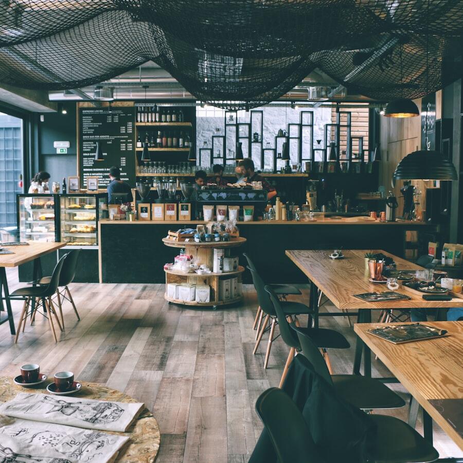 Interior restoran dengan meja kayu dan nuansa hijau tenang