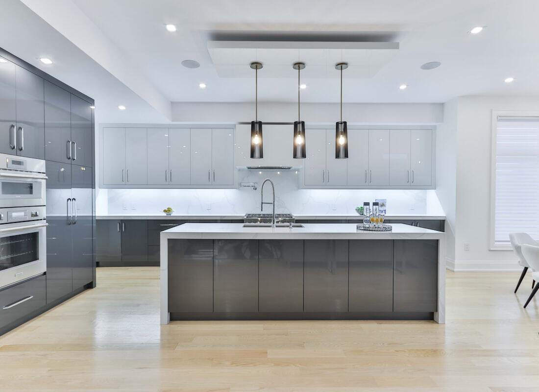 Dapur rumah dengan kitchen set kayu dan island marmer