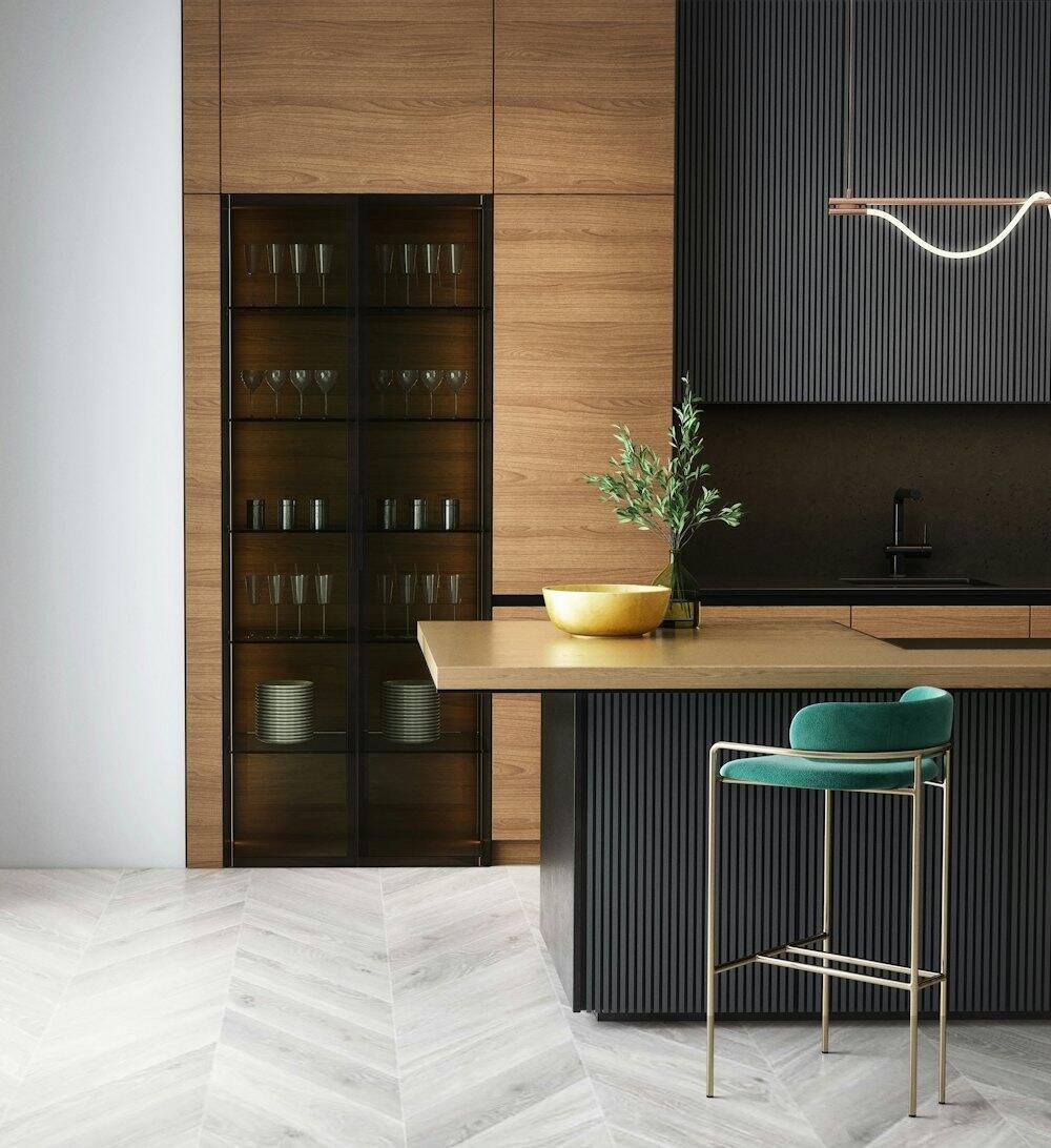 Dapur letter-L: kabinet gelap berkaca, meja & backsplash oak, aksen hijau