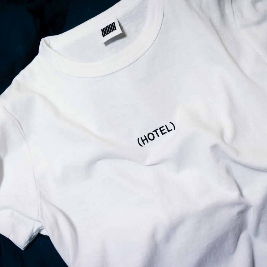 Kaos putih dengan hasil sablon logo pada dada