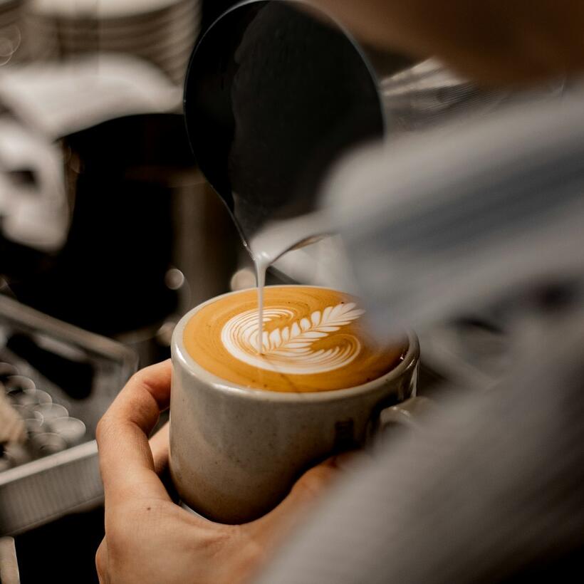Barista menuang kopi