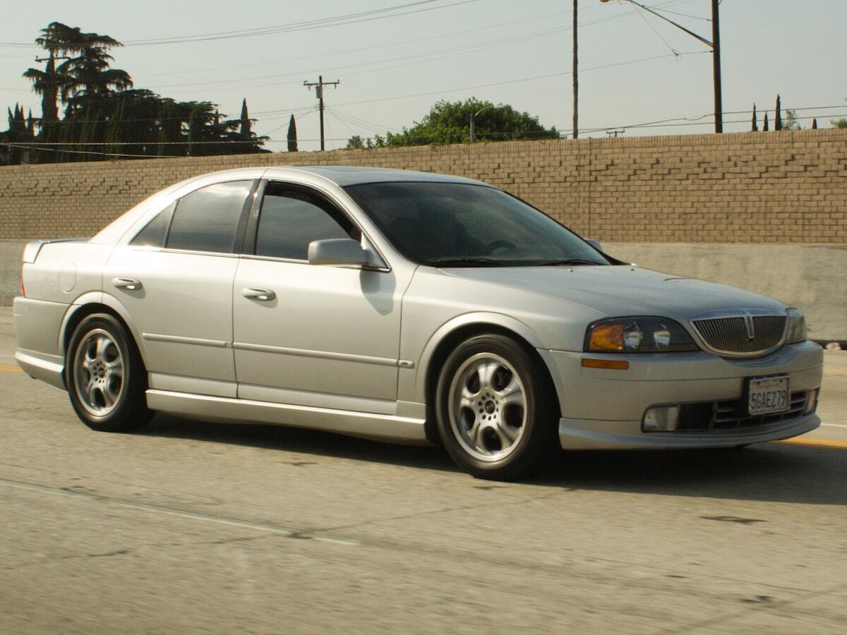 Sedan premium 2016 bekas
