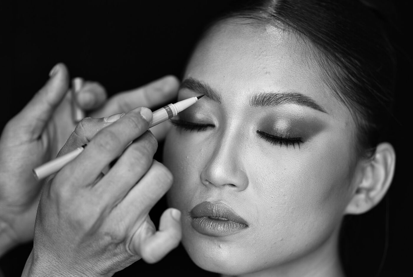 Makeup artist sedang merias — suasana behind the scenes (ilustrasi)