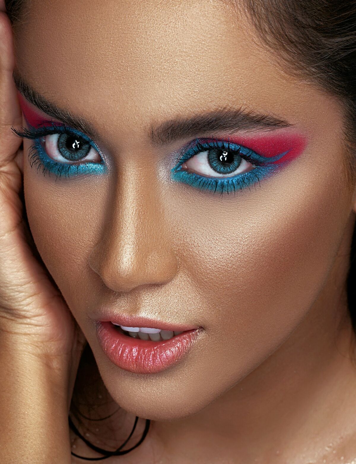 Riasan editorial glam dengan eyeshadow bold — contoh karya AYUNDA (ilustrasi)