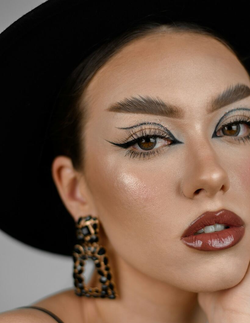 Riasan party dengan graphic liner (ilustrasi)