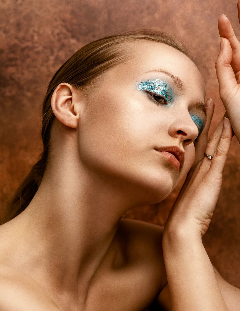 Riasan akad warm glam (ilustrasi)
