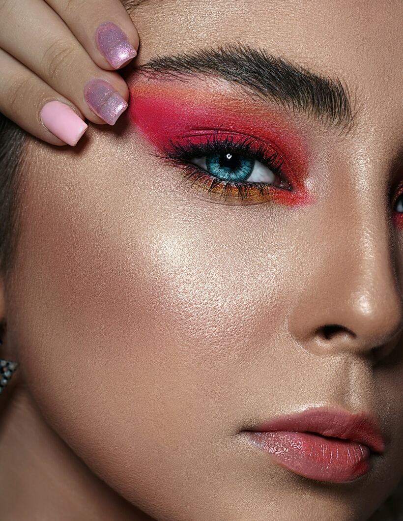 Riasan resepsi statement eyes (ilustrasi)