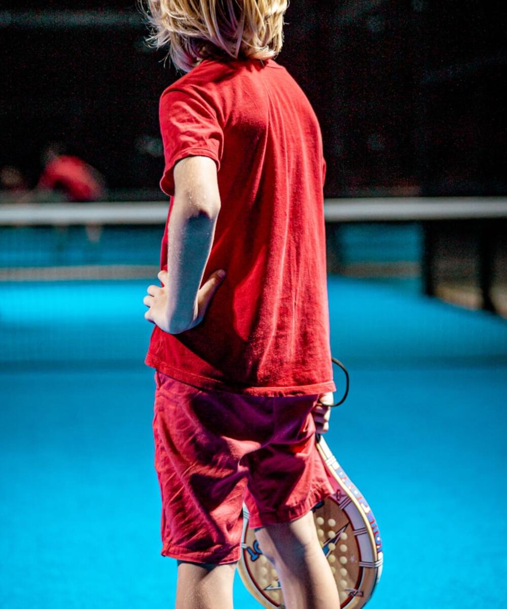 Pemain padel beraksi di lapangan indoor