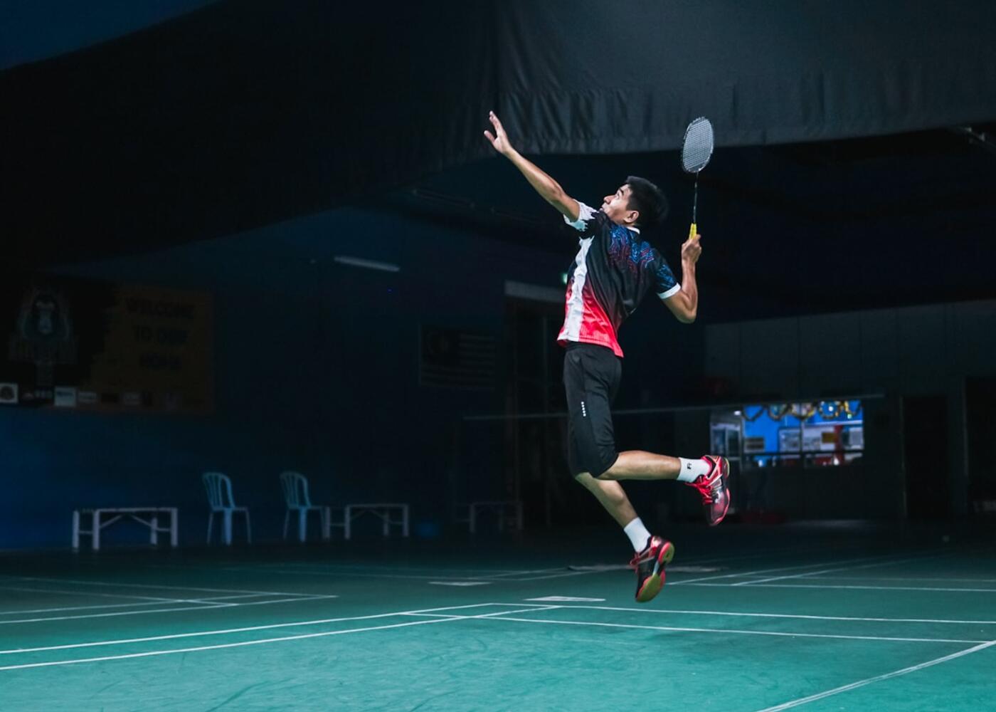 Pemain padel melakukan smash di lapangan