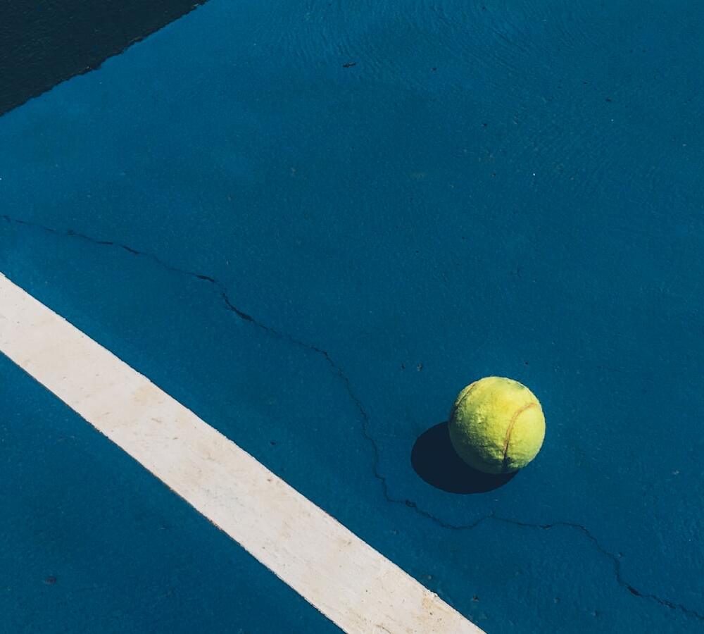 Bola padel di garis lapangan