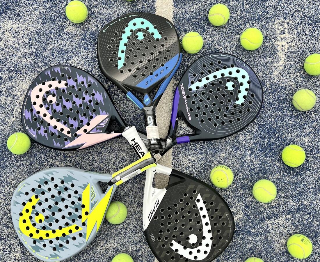Deretan raket padel dan bola untuk disewa