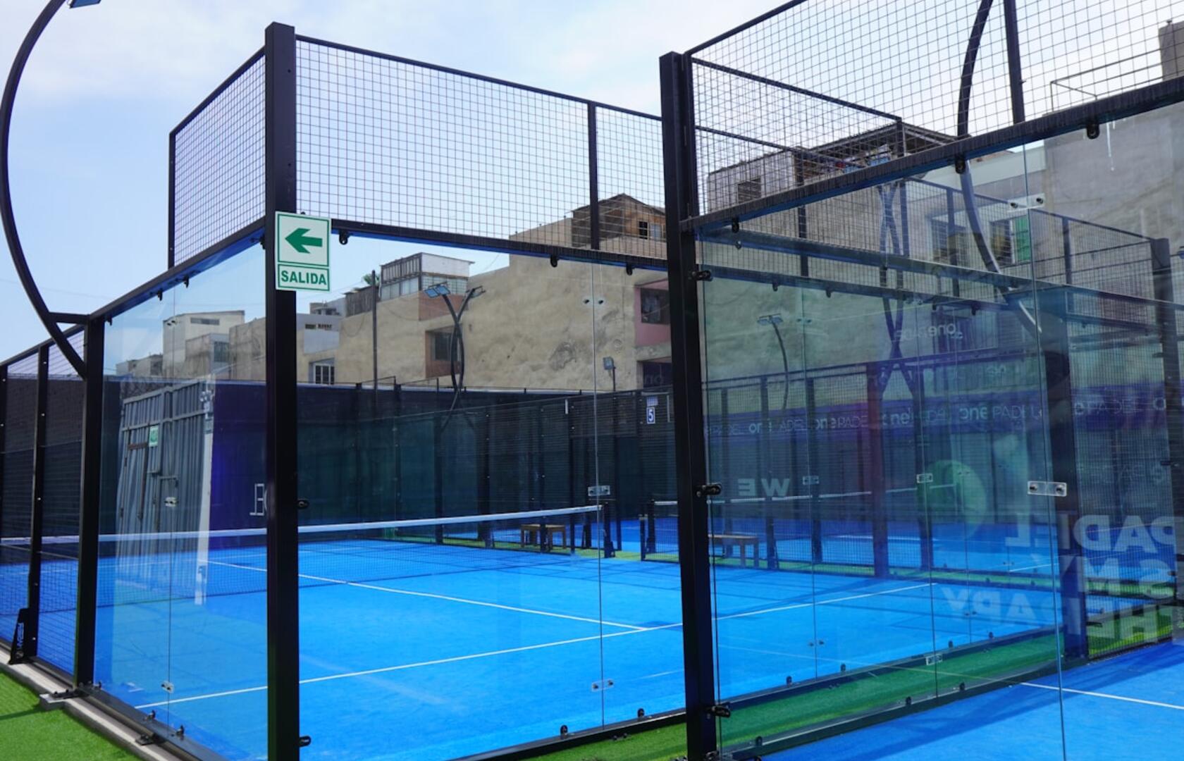 Deretan lapangan padel panoramic glass RALI Padel di siang hari