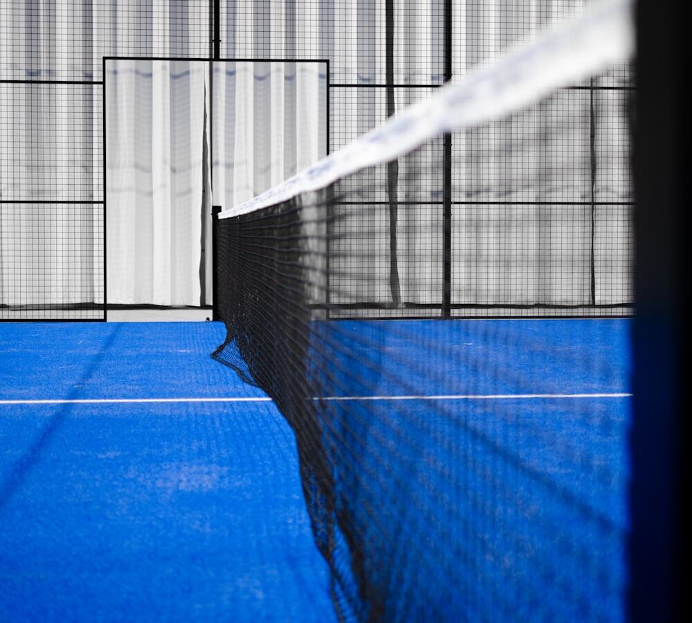 Detail net dan permukaan lapangan padel