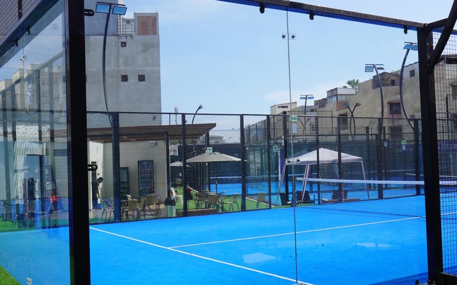 Lapangan padel panoramic glass dengan dinding kaca