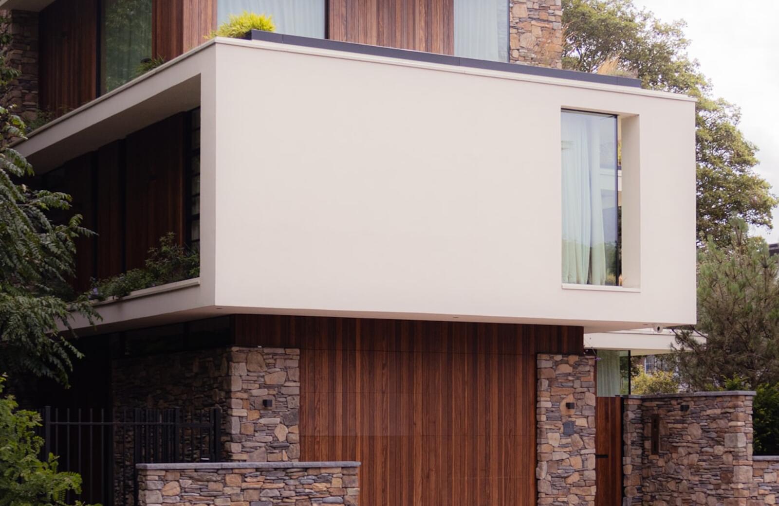 Rumah modern dengan aksen kayu dan batu alam