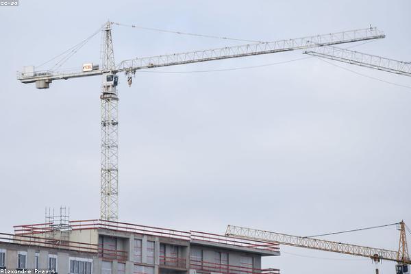 Fasad rumah dua lantai hasil renovasi total bergaya modern