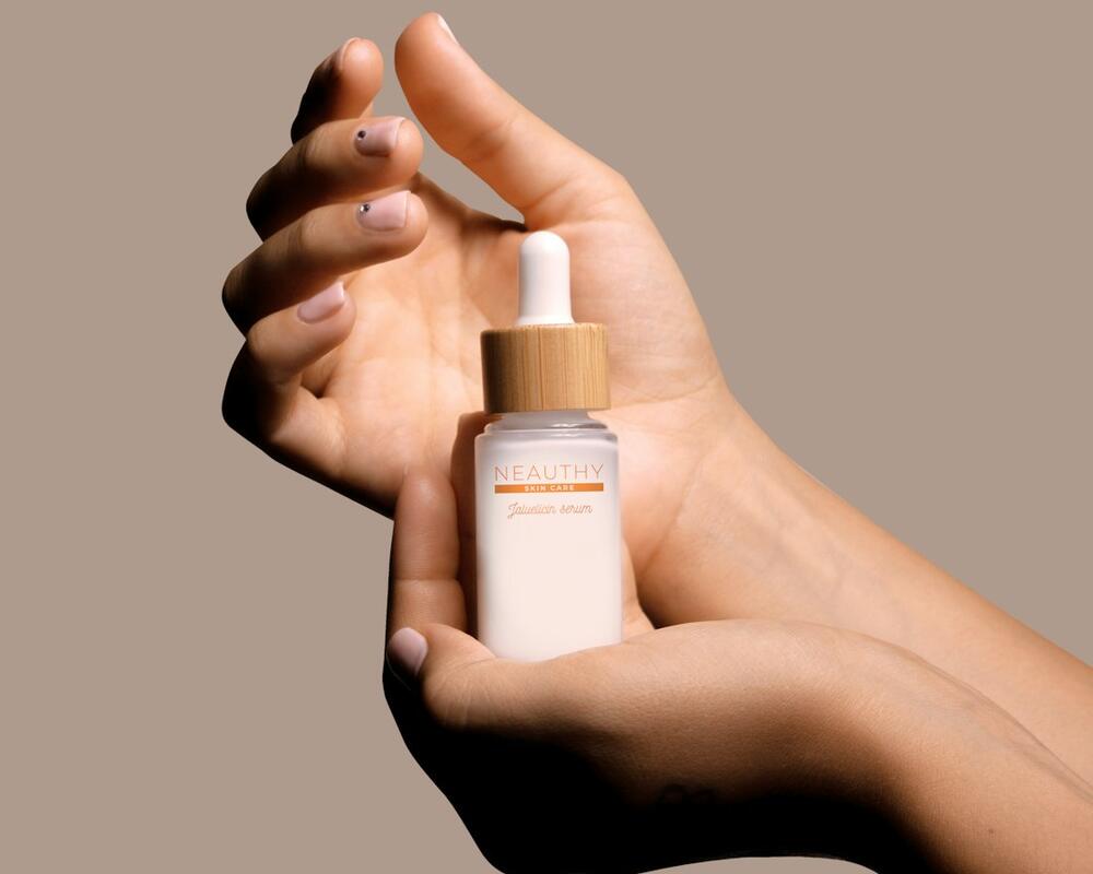 Tekstur serum diteteskan ke tangan