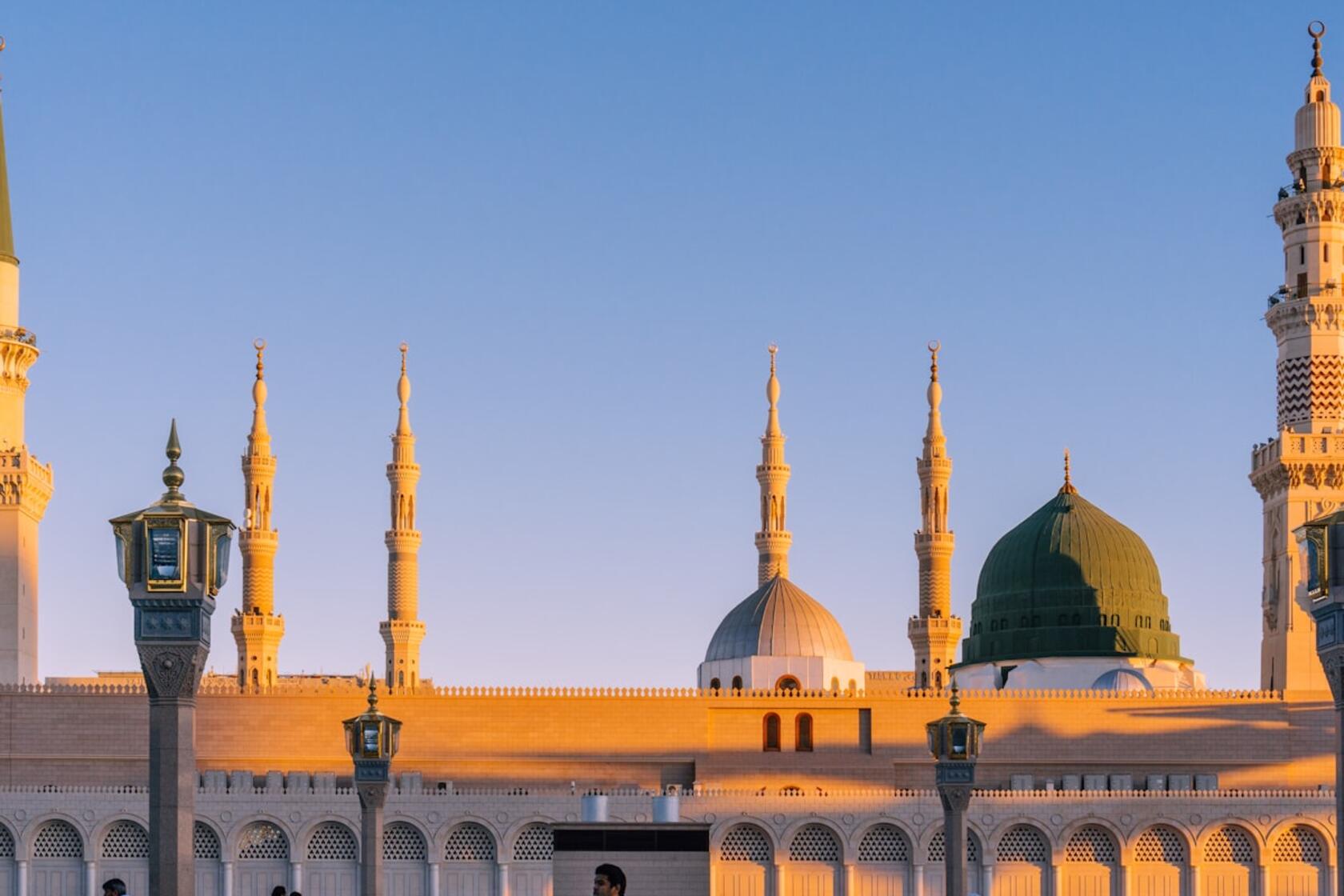 Masjid Nabawi di Madinah saat golden hour dengan kubah hijau