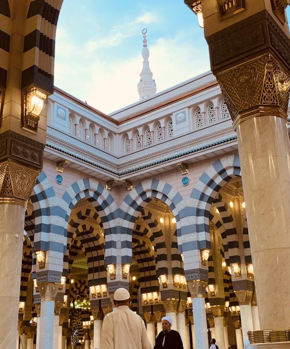 Interior masjid dengan lengkungan ornamen