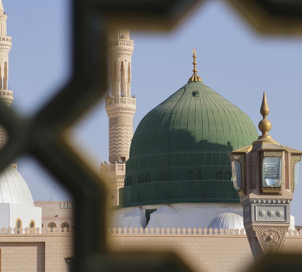 Kubah hijau dilihat melalui kisi geometris