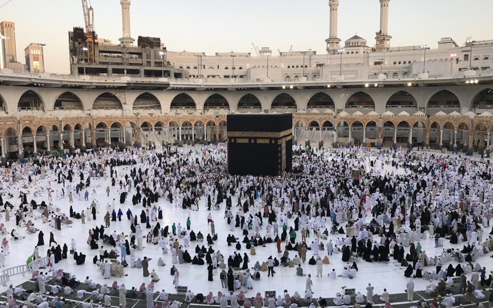 Jamaah melaksanakan tawaf di Masjidil Haram