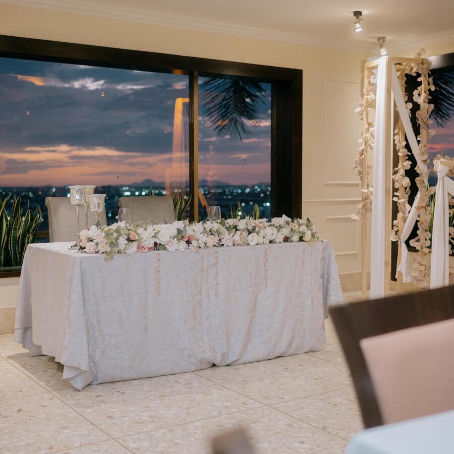 Sweetheart table dengan latar langit senja