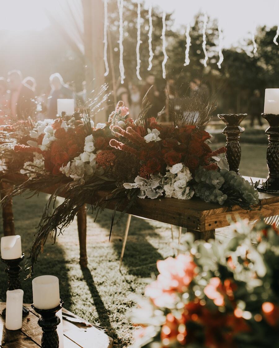 Dekorasi taman dengan lilin saat golden hour