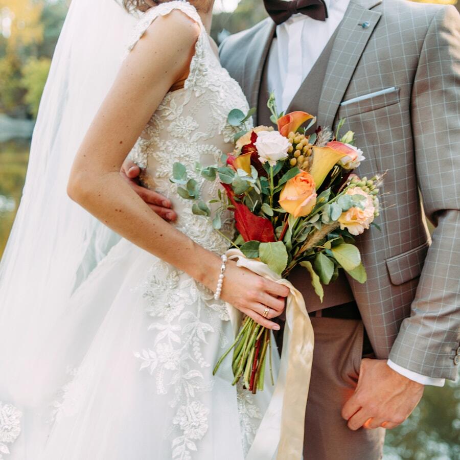 Pengantin berdua dengan buket bunga